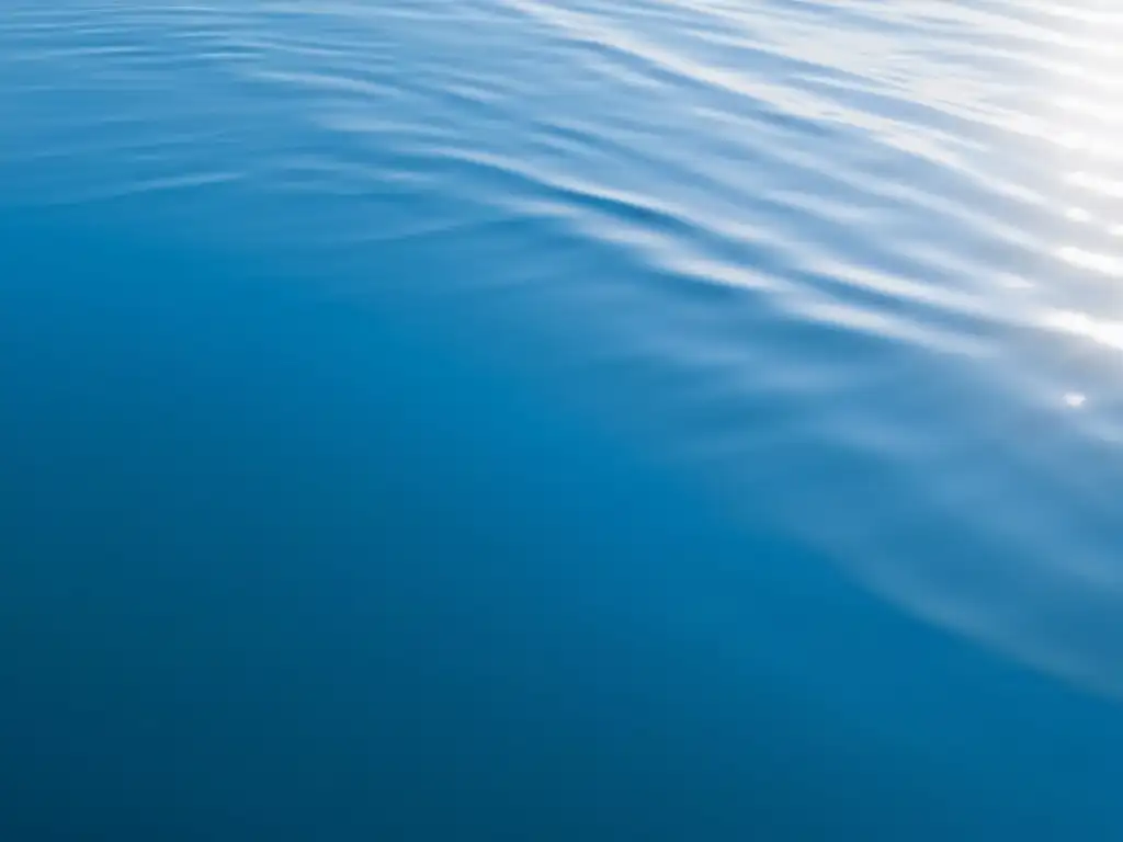 Tejidos y texturas armonía hogar: Sereno océano azul con suaves ondas, reflejando la luz solar y transmitiendo calma y tranquilidad